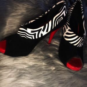 Shoe dazzle heels 🖤❤️🤍
